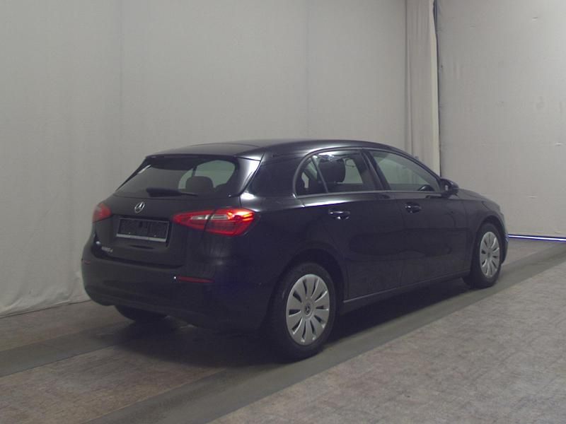 Gebraucht Mercedes A180 116 PS (85 kW) 2022 Schwarz Limousine
