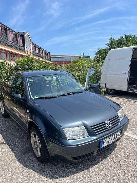 Grau Gebraucht 2000 VW Bora Basis Limousine | 500 € (Superpreis) - Bild 1/4