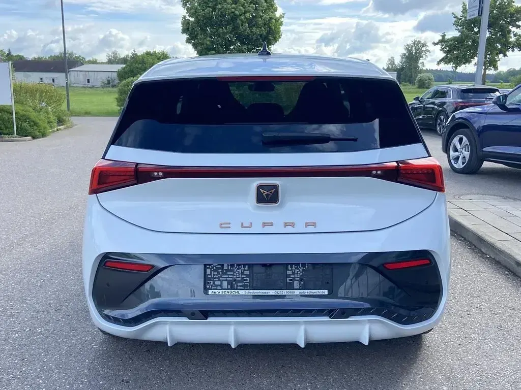 Second-hand Cupra Born e-Boost 169 kW (231 CP) 2025 Alb Hatchback