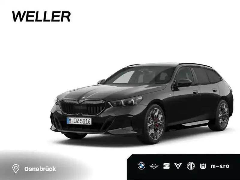 Saphirschwarz metallic (schwarz) Neu 2025 BMW 520 Comfort Edition Kombi | 72.450 € (Teuer) - Bild 1/4