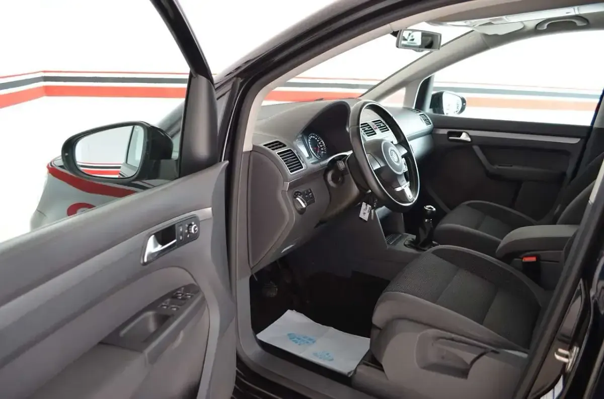 Gebraucht VW Touran 140 PS (102 kW) 2012 Schwarz Van / Kleinbus