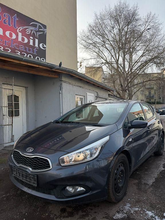 Gebraucht Kia Ceed 135 PS (99 kW) 2015 Grün Kleinwagen