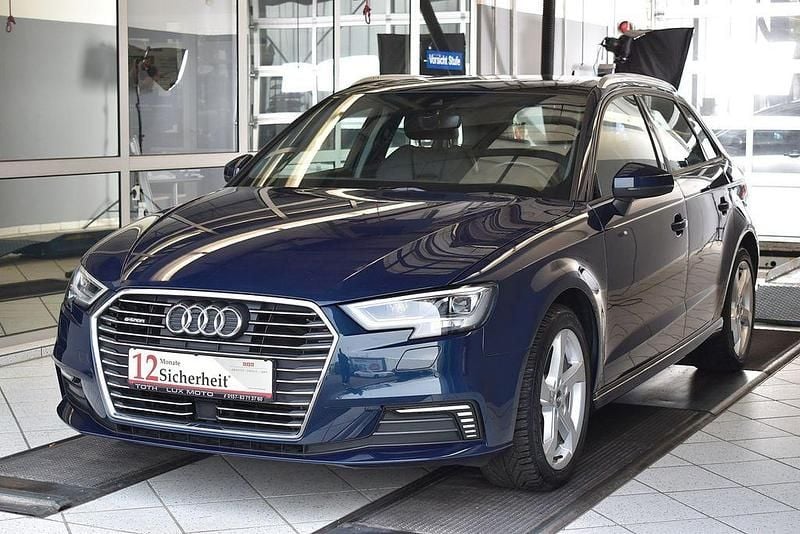 Blau Gebraucht 2020 Audi A3 Sportback e-tron Sport Kleinwagen | 25.900 € (Etwas zu teuer) - Bild 1/4