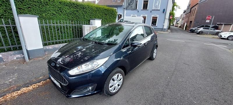 Blau Gebraucht 2017 Ford Fiesta Trend Kleinwagen | 7.777 € - Bild 1/4