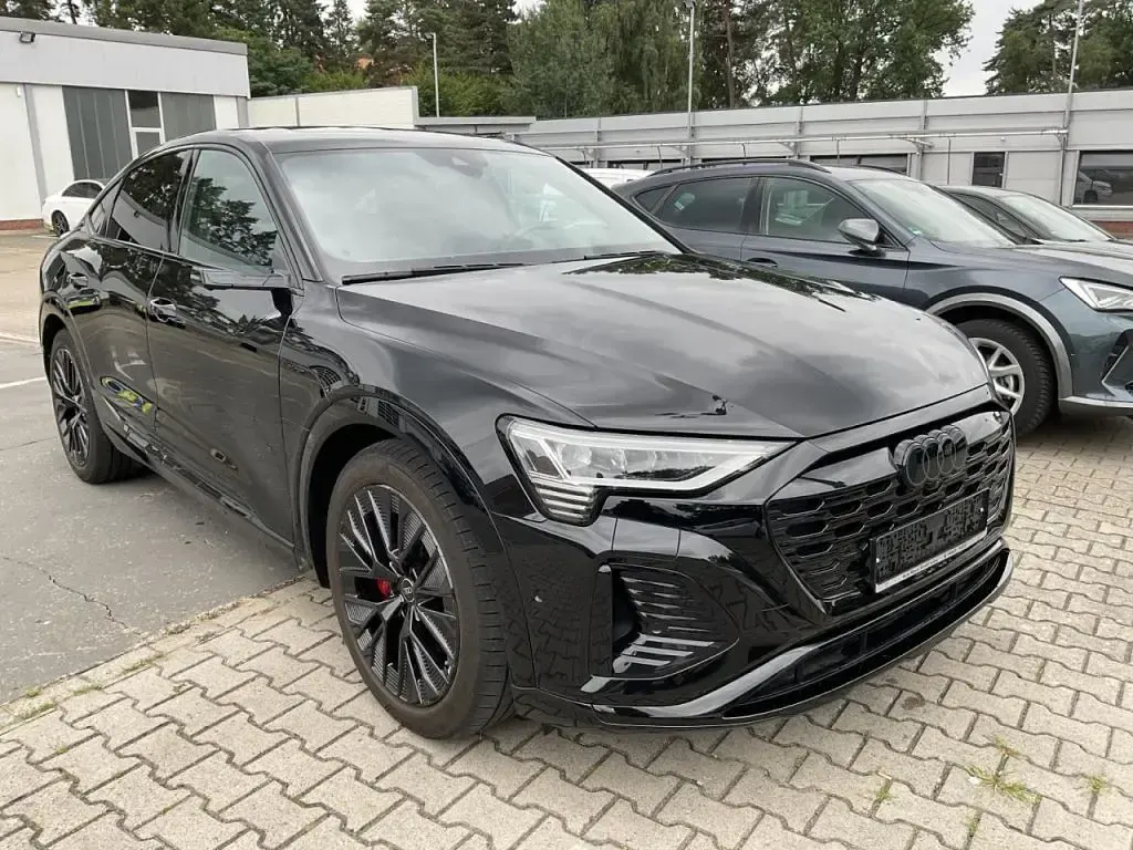Gebraucht Audi Q8 Sportback e-tron Comfort 300 kW (408 PS) 2023 Mythosschwarz (metallic) SUV
