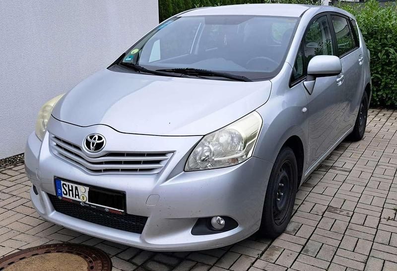 Silber Gebraucht 2009 Toyota Verso Life Van / Kleinbus | 5.490 € (Etwas zu teuer) - Bild 1/4