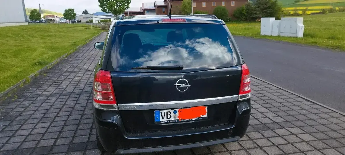 Gebraucht Opel Zafira 140 PS (102 kW) 2011 Schwarz Van / Kleinbus
