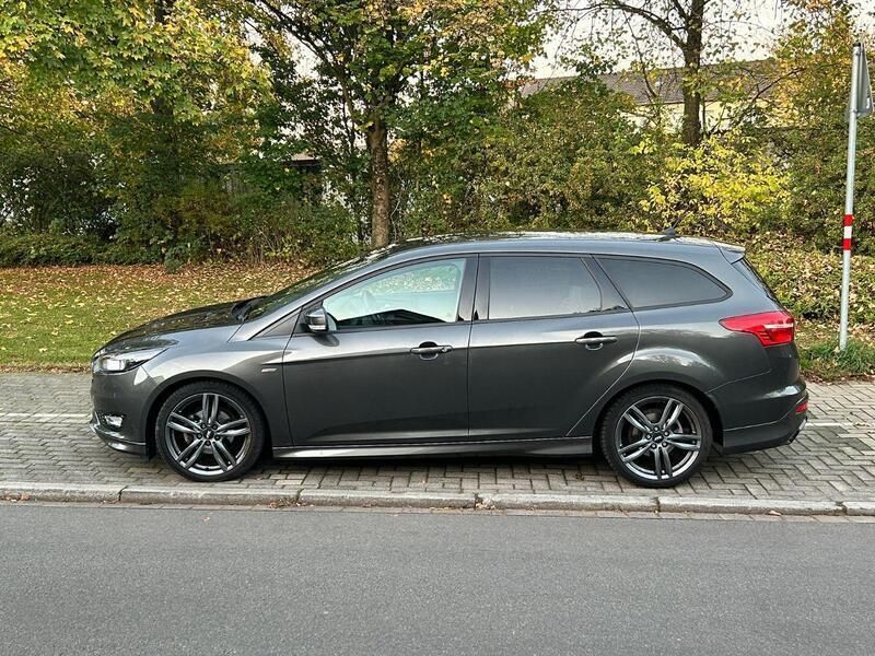 Grau Gebraucht 2018 Ford Focus ST-Line Kombi | 12.500 € (Fairer Preis) - Bild 1/4