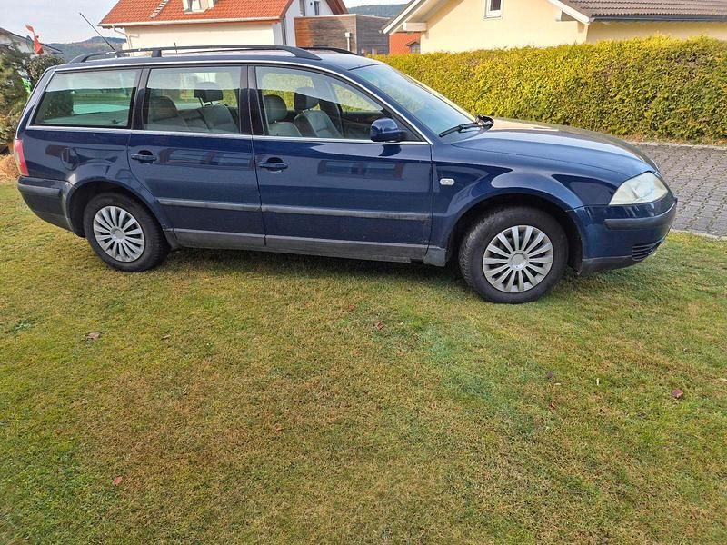 Blau Gebraucht 2001 VW Passat Kombi | 2.199 € (Fairer Preis) - Bild 1/4