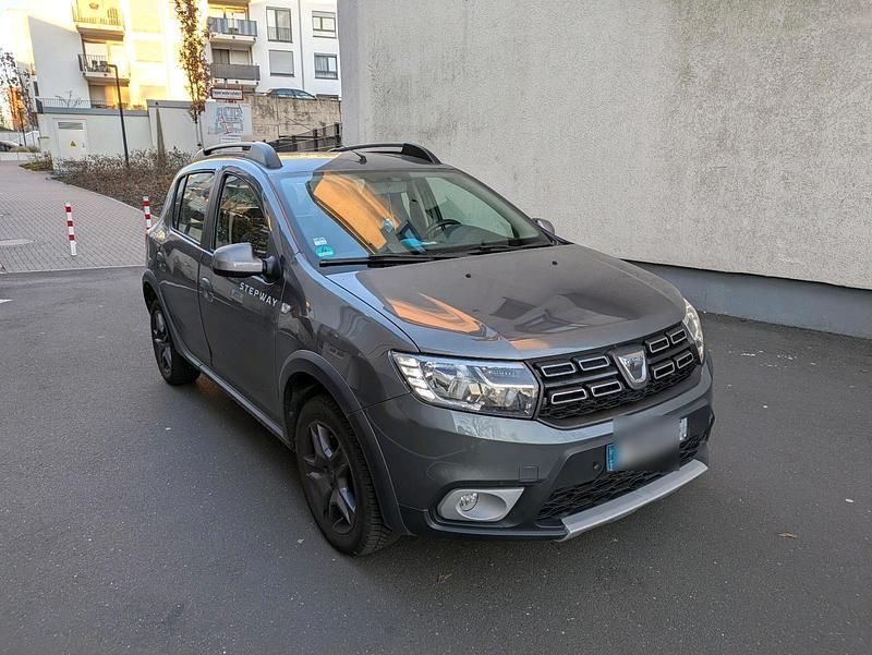 Grau Gebraucht 2018 Dacia Sandero Stepway SUV | 9.900 € (Etwas zu teuer) - Bild 1/4