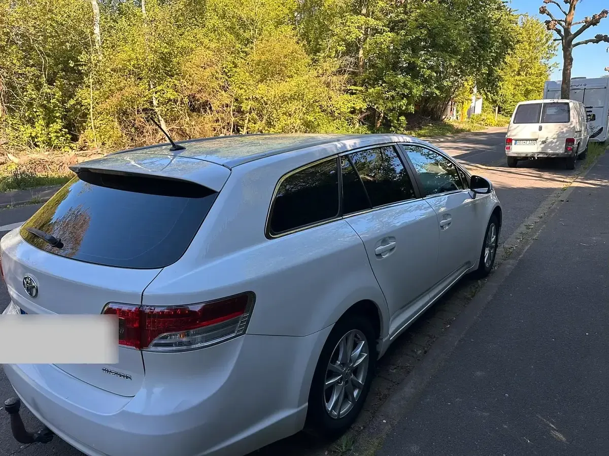Gebraucht Toyota Avensis 132 PS (97 kW) 2011 Weiß Kombi