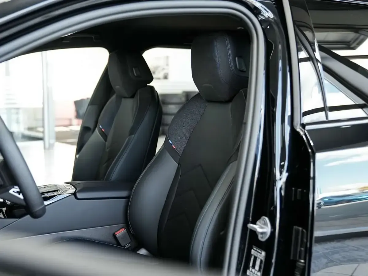 Gebraucht BMW 520 M Sport 197 PS (144 kW) 2025 Saphirschwarz Kombi