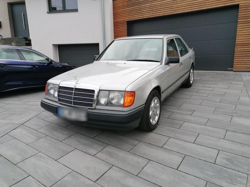 Silber Gebraucht 1989 Mercedes E200 Limousine | 5.500 € - Bild 1/4