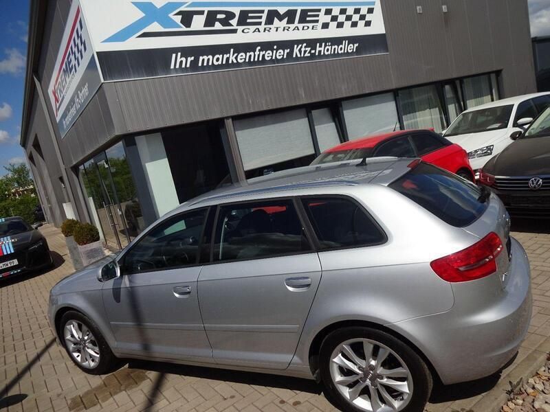 Silber Gebraucht 2011 Audi A3 Sportback Ambition Limousine | 11.990 € - Bild 1/4