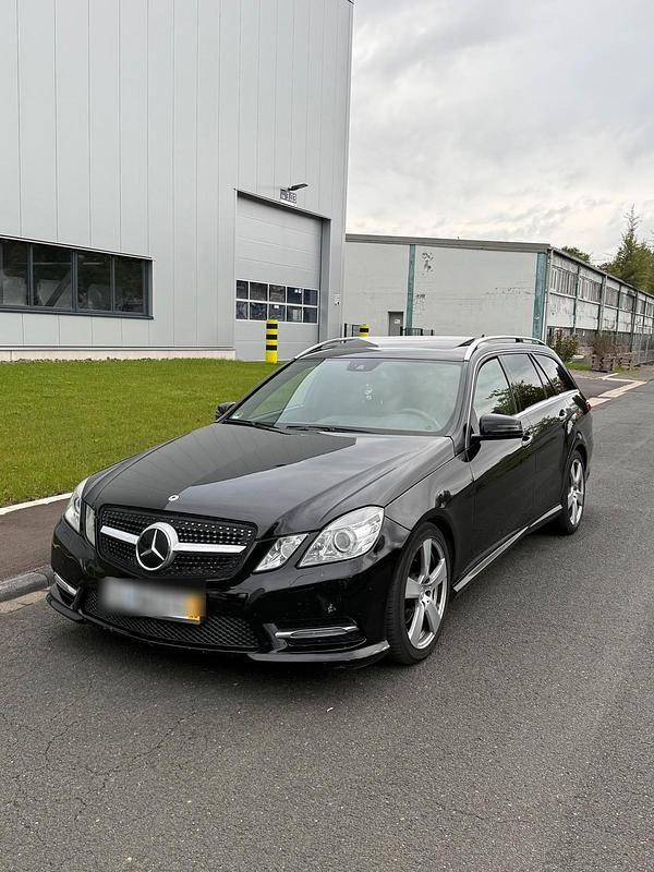 Schwarz Gebraucht 2012 Mercedes E300 AMG Kombi | 9.200 € (Superpreis) - Bild 1/4