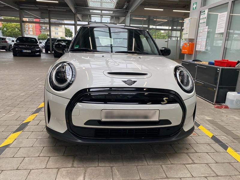 Gebraucht Mini Cooper SE 135 kW (184 PS) 2023 Weiß Kleinwagen