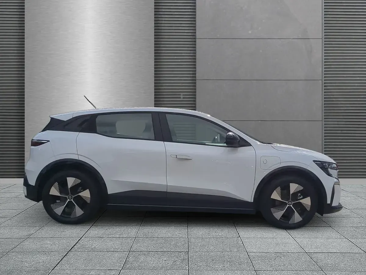 Używany Renault Megane E-Tech Equilibre 96 kW (131 KM) 2022 Biały Sedan/Limuzyna
