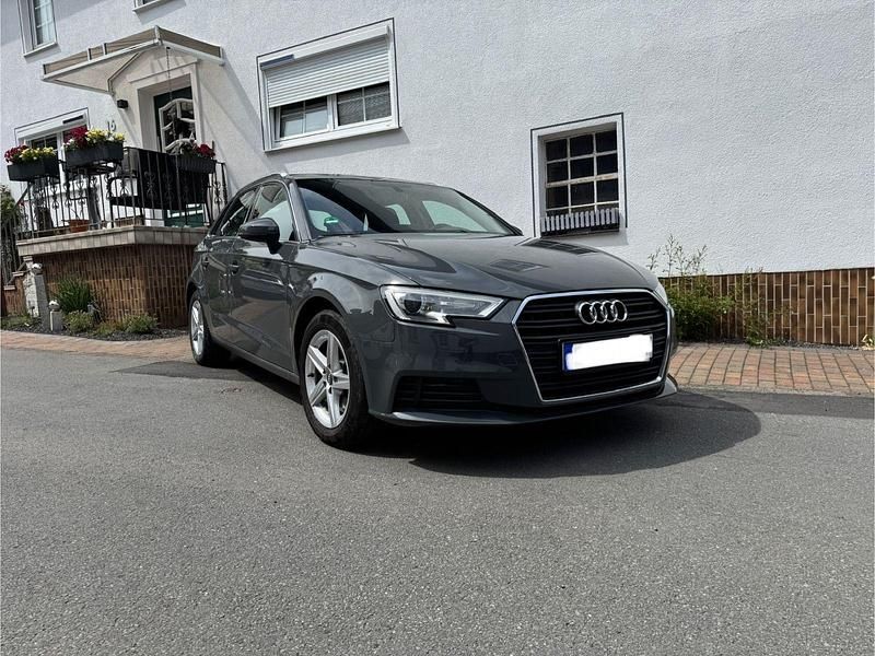 Grau Gebraucht 2019 Audi A3 Ambiente Limousine | 16.700 € (Guter Preis) - Bild 1/4