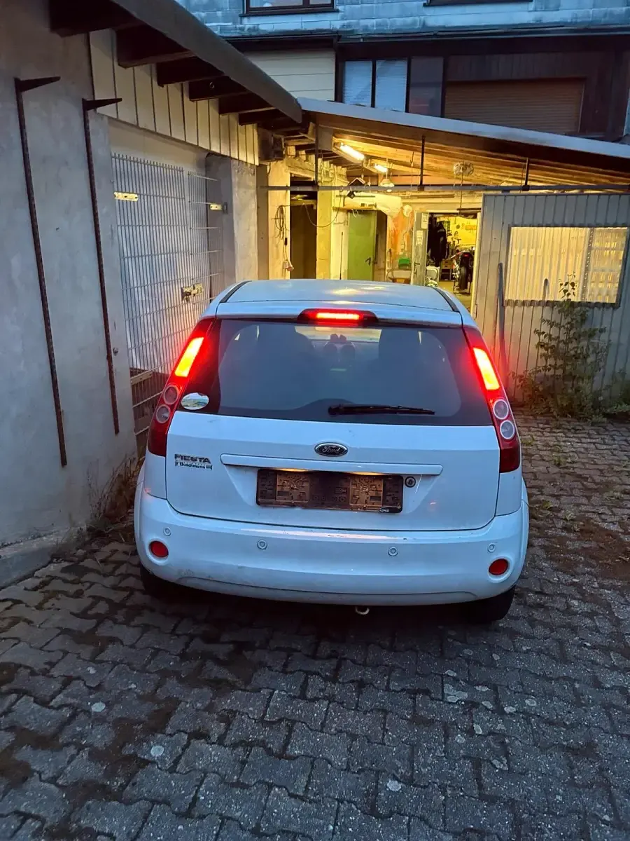 Używany Ford Fiesta 60 KM (44 kW) 2008 Biały Hatchback