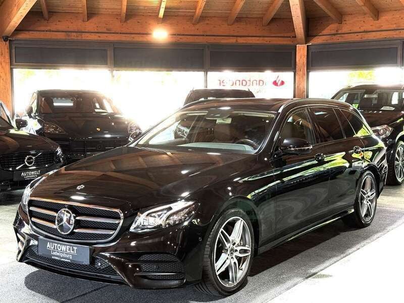 Obsidianschwarz metalliclack Gebraucht 2018 Mercedes E220 AMG line Kombi | 27.931 € (Fairer Preis) - Bild 1/4