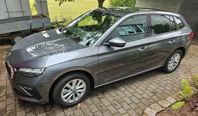Grau Neu 2025 Skoda Scala Selection Kleinwagen | 23.490 € (Fairer Preis) - Bild 1/4