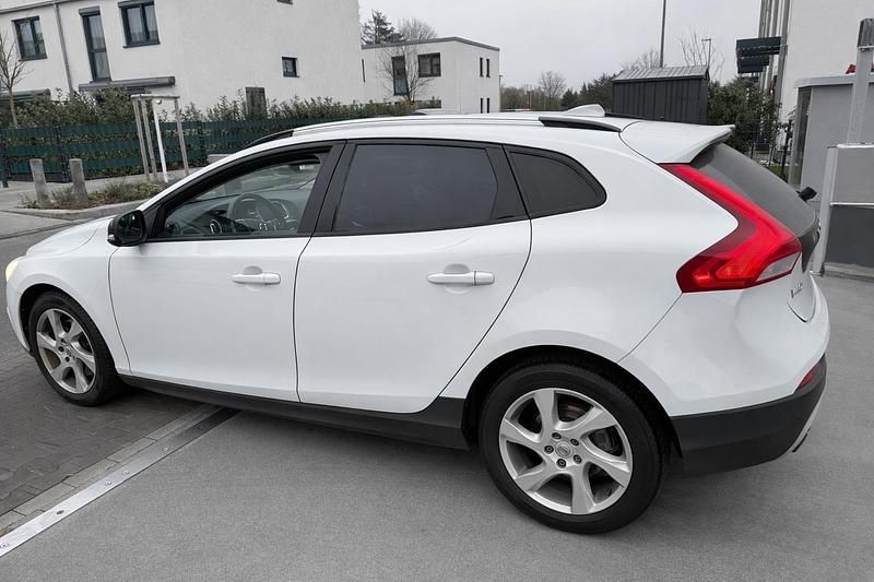 Gebraucht Volvo V40 152 PS (111 kW) 2016 Weiß SUV