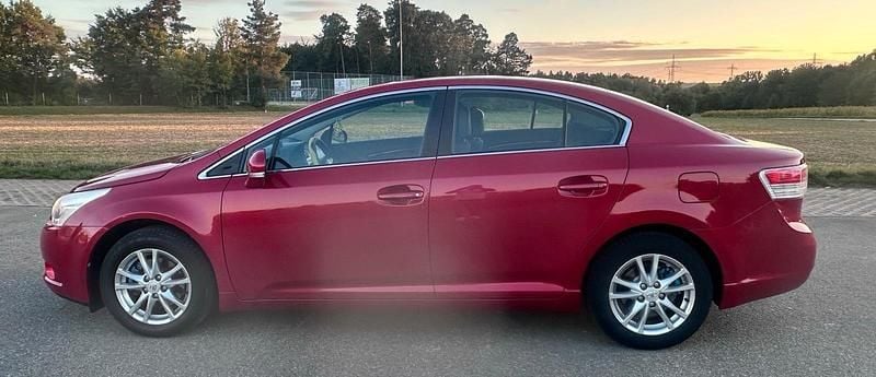 Gebraucht Toyota Avensis 132 PS (97 kW) 2011 Rot Limousine