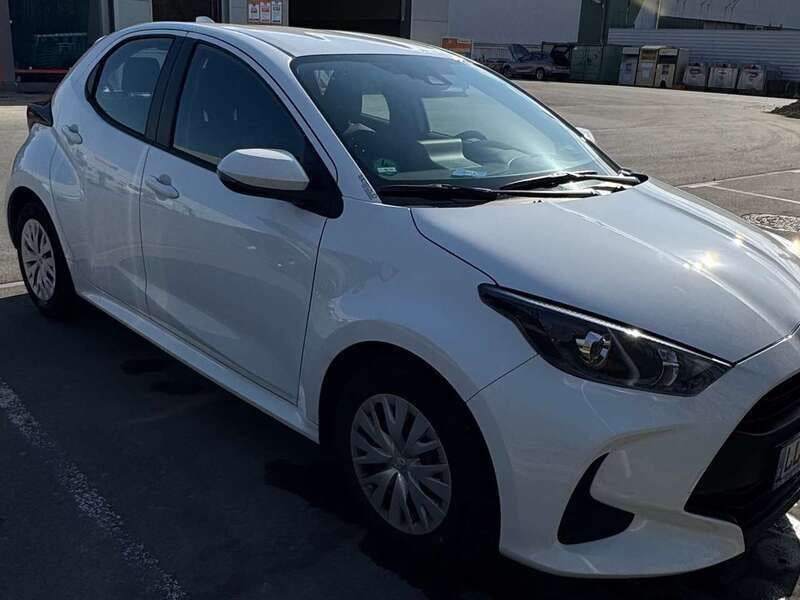 Weiß Gebraucht 2024 Toyota Yaris Team Kleinwagen | 15.900 € (Guter Preis) - Bild 1/4