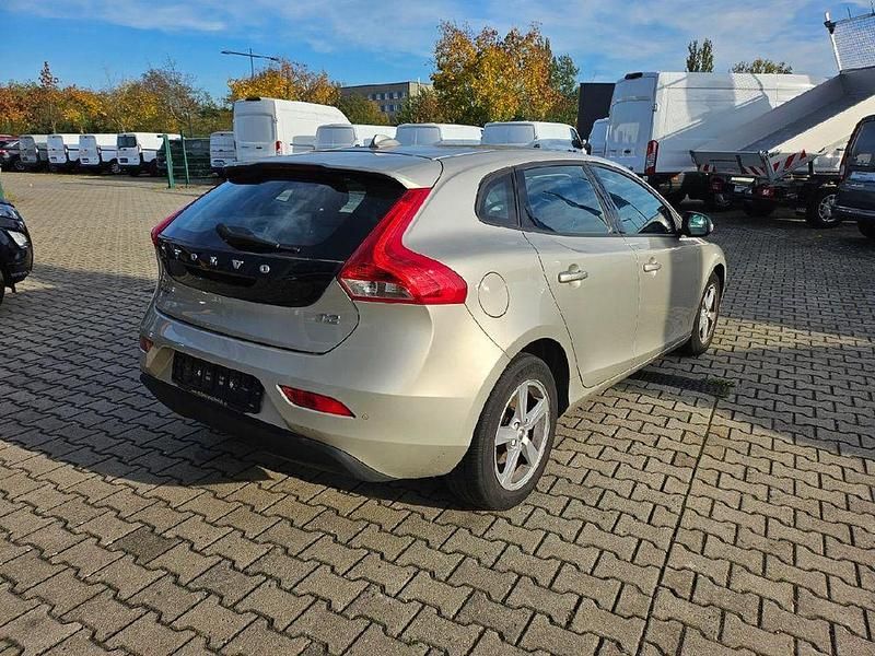 Gebraucht Volvo V40 Kinetic 122 PS (89 kW) 2018 Luminous sand / metallic Kombi
