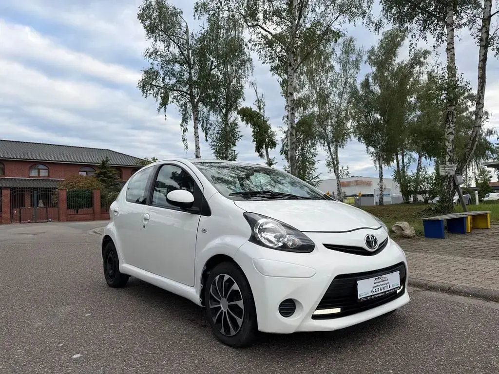 Gebraucht Toyota Aygo Cool 68 PS (50 kW) 2013 Weiß Kleinwagen