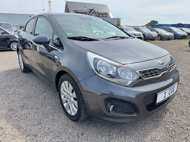 Grau Gebraucht 2014 Kia Rio Limousine | 6.999 € (Etwas zu teuer) - Bild 1/4