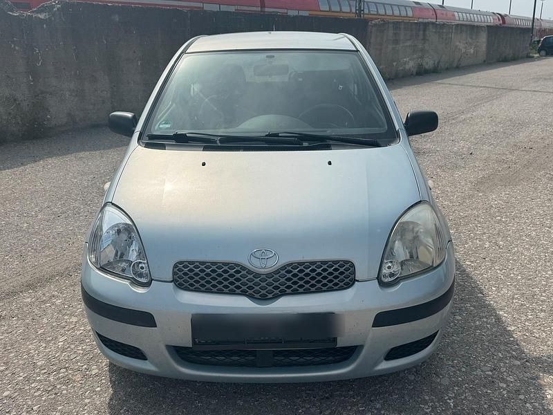 Grün Gebraucht 2004 Toyota Yaris Kleinwagen | 999 € (Fairer Preis) - Bild 1/4