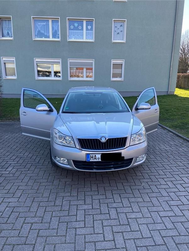 Grau Gebraucht 2009 Skoda Octavia Limousine | 3.500 € (Fairer Preis) - Bild 1/4