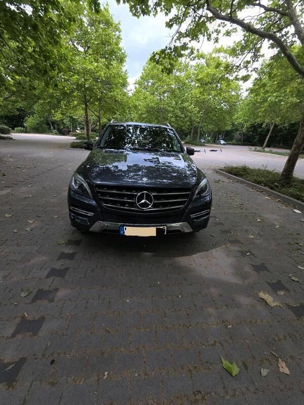 Grau Gebraucht 2015 Mercedes ML350 SUV | 22.800 € (Etwas zu teuer) - Bild 1/4