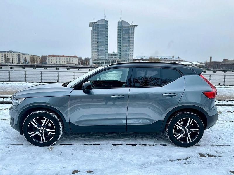 Grau Gebraucht 2018 Volvo XC40 R-Design SUV | 28.500 € (Etwas zu teuer) - Bild 1/4