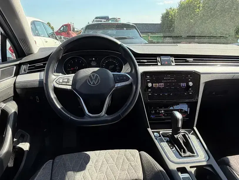 Gebraucht VW Passat 150 PS (110 kW) 2023 Scale silver metallic Kombi