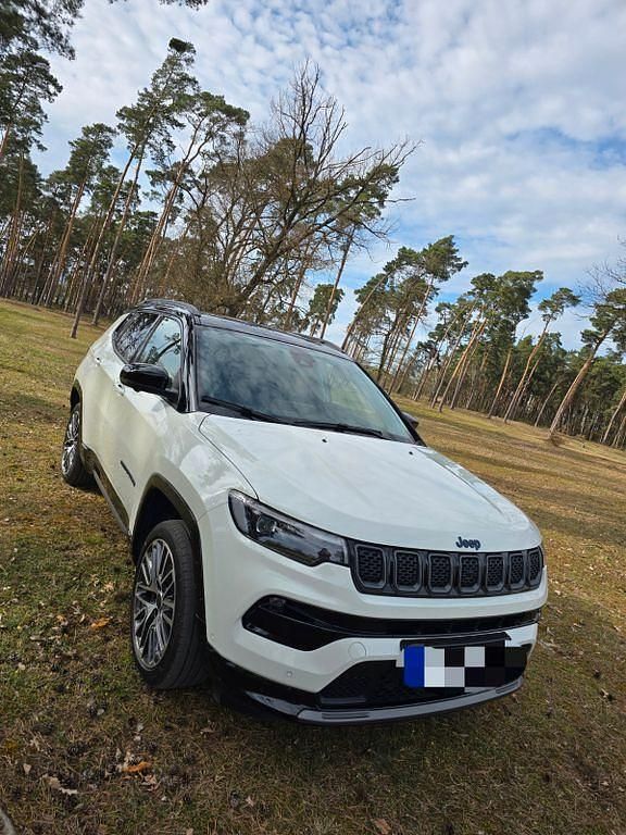 Weiß Gebraucht 2023 Jeep Compass Summit SUV | 28.900 € (Etwas zu teuer) - Bild 1/4