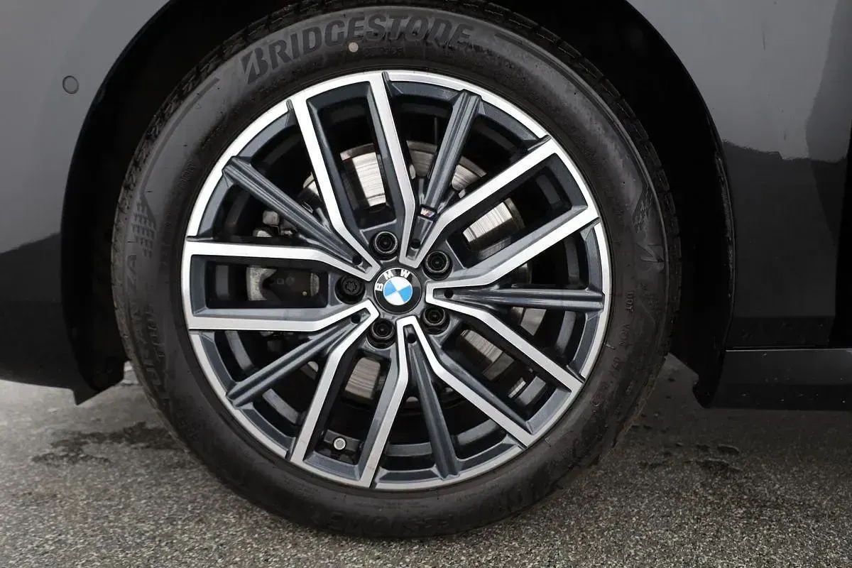 Gebraucht BMW 223 Active Tourer M Sport 218 PS (160 kW) 2025 Black sapphire metallic Van / Kleinbus