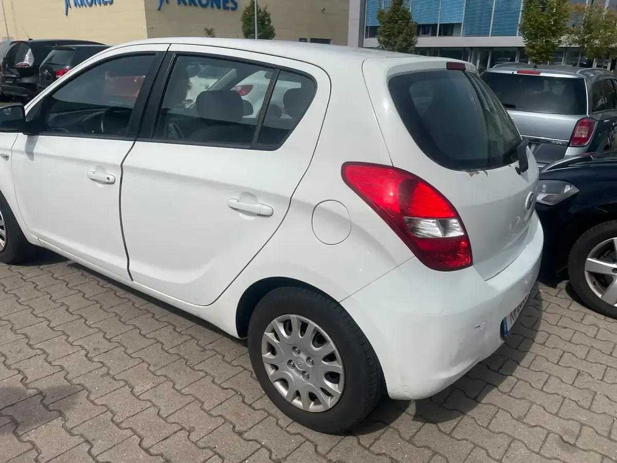 Gebraucht Hyundai i20 78 PS (57 kW) 2011 Weiß Kleinwagen
