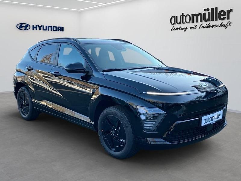 Neu Hyundai Kona Trend 99 kW (135 PS) 2026 Schwarz abyss black / mic SUV