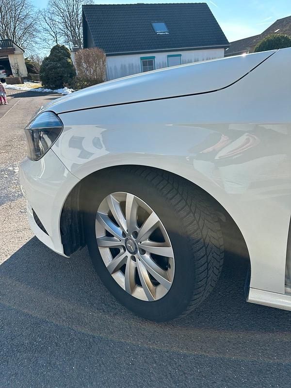 Gebraucht Mercedes A180 122 PS (89 kW) 2014 Weiß Kleinwagen