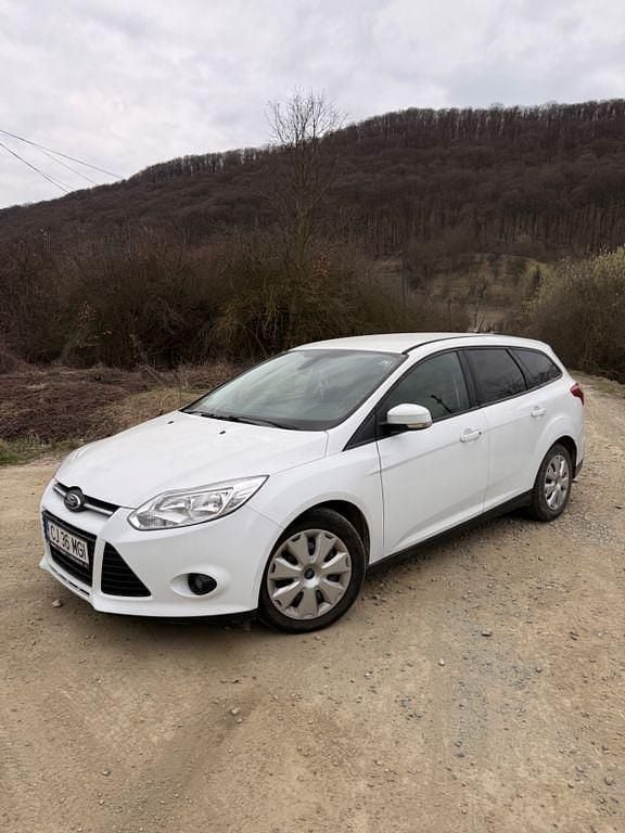 Używany Ford Focus Titanium 105 KM (77 kW) 2014 Biały Sedan/Limuzyna