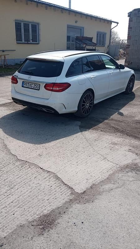 Weiß Gebraucht 2016 Mercedes E250 AMG Kombi | 14.999 € (Fairer Preis) - Bild 1/4