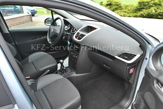 Gebraucht Peugeot 207 73 PS (53 kW) 2010 Silber metallic Kleinwagen