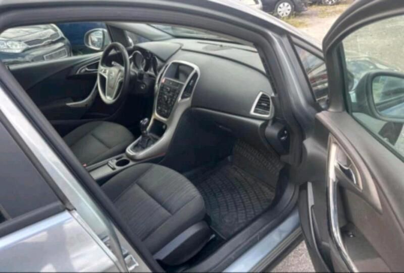 Silber Gebraucht 2012 Opel Astra Kombi | 3.700 € (Fairer Preis) - Bild 1/4