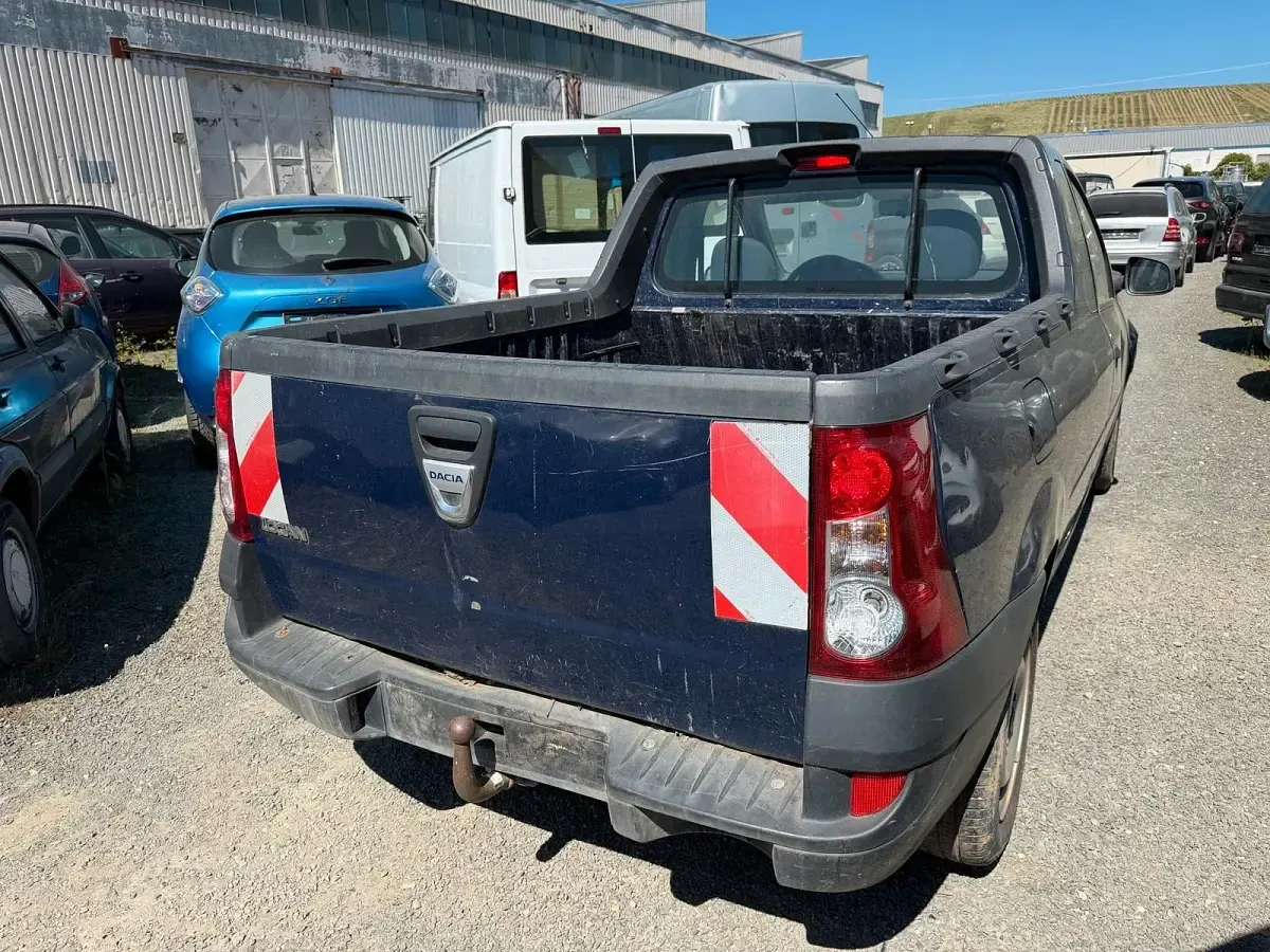 Second-hand Dacia Logan 84 CP (61 kW) 2011 Albastru Pickup