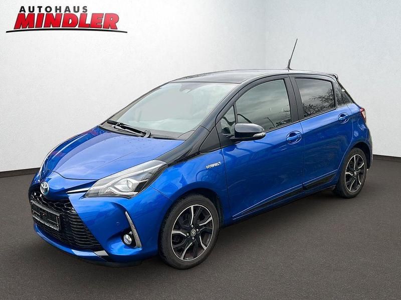 Titanblau metallic / mysticschwarz mica Gebraucht 2017 Toyota Yaris Hybrid Style Limousine | 13.990 € (Fairer Preis) - Bild 1/4