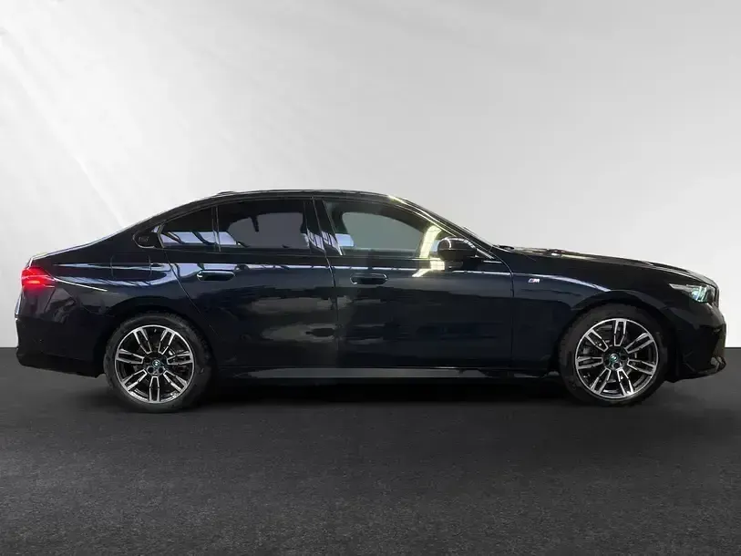 Gebraucht BMW 530e M Sport 299 PS (219 kW) 2025 Carbonschwarz metallic Limousine