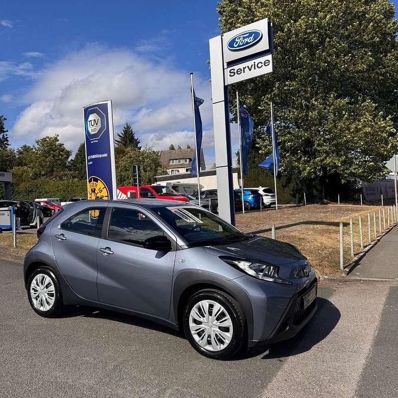 Grau Neu 2025 Toyota Aygo Business Edition Kleinwagen | 18.487 € - Bild 1/4