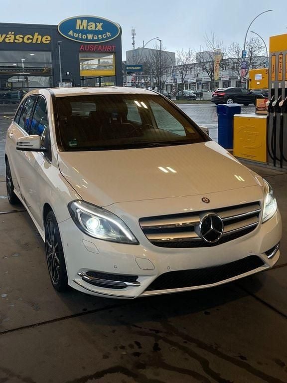 Weiß Gebraucht 2014 Mercedes B180 Van / Kleinbus | 14.999 € (Fairer Preis) - Bild 1/4